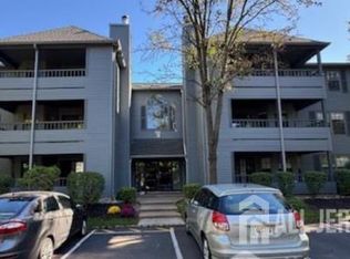 1008 Woodhaven Dr, Edison, NJ
