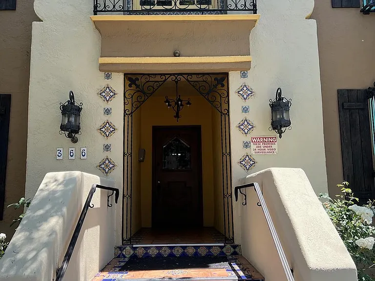 366 N Curson Ave #7 — Photo 2