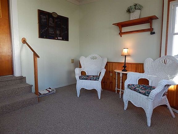 4-season room between garage and house