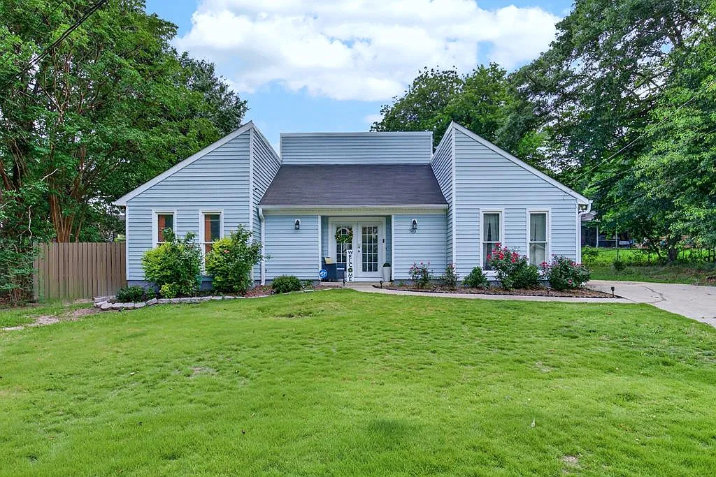 3 bed, 1468 sqft, $2,400 — Photo 1