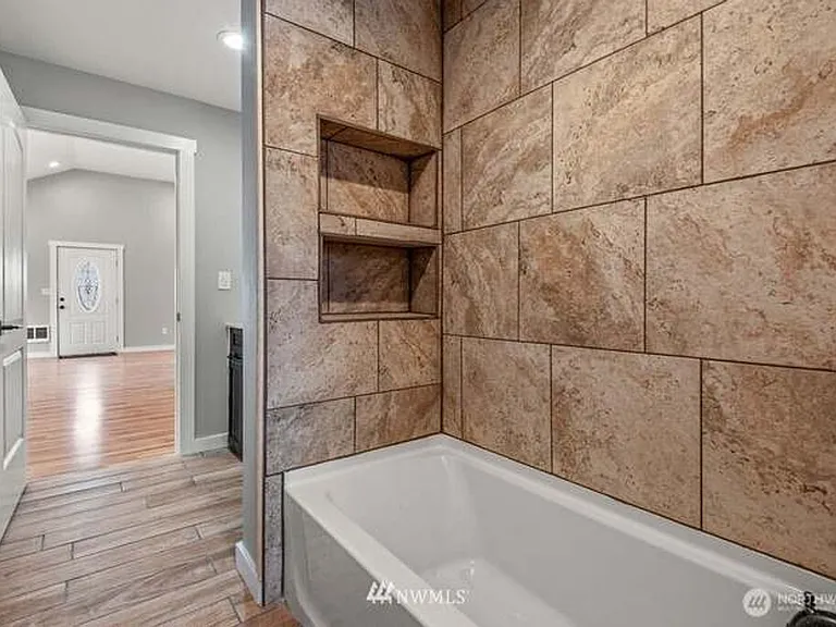 970 9th Ave — Photo 11