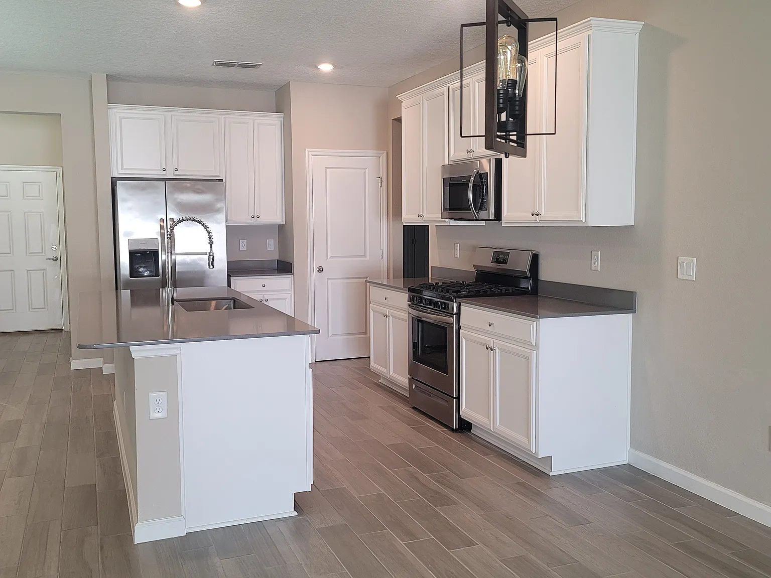 4 bed, 2.5 bath, 1874 sqft, $2,645 — Photo 4