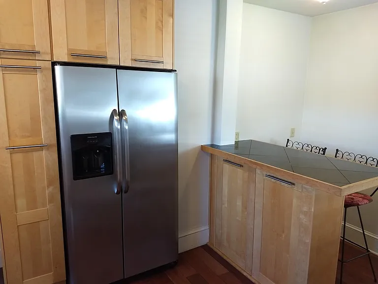 Kitchen area with bar/counter.