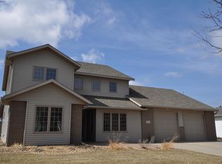 319 Clearview Ct, Moorhead, MN 56560