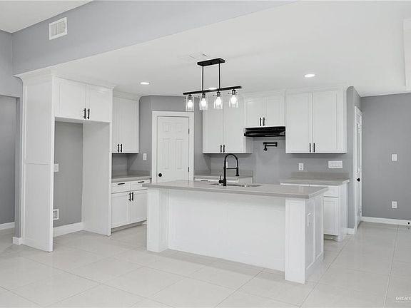 4th image of 816 Juan Seguin St