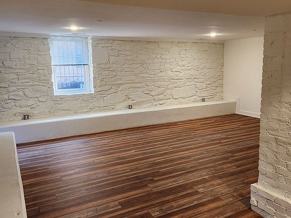 5th image of 70 E Lee St