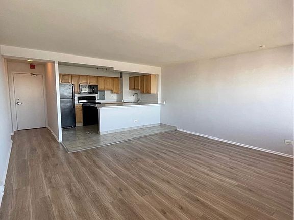 3rd image of 6030 N Sheridan Rd #523