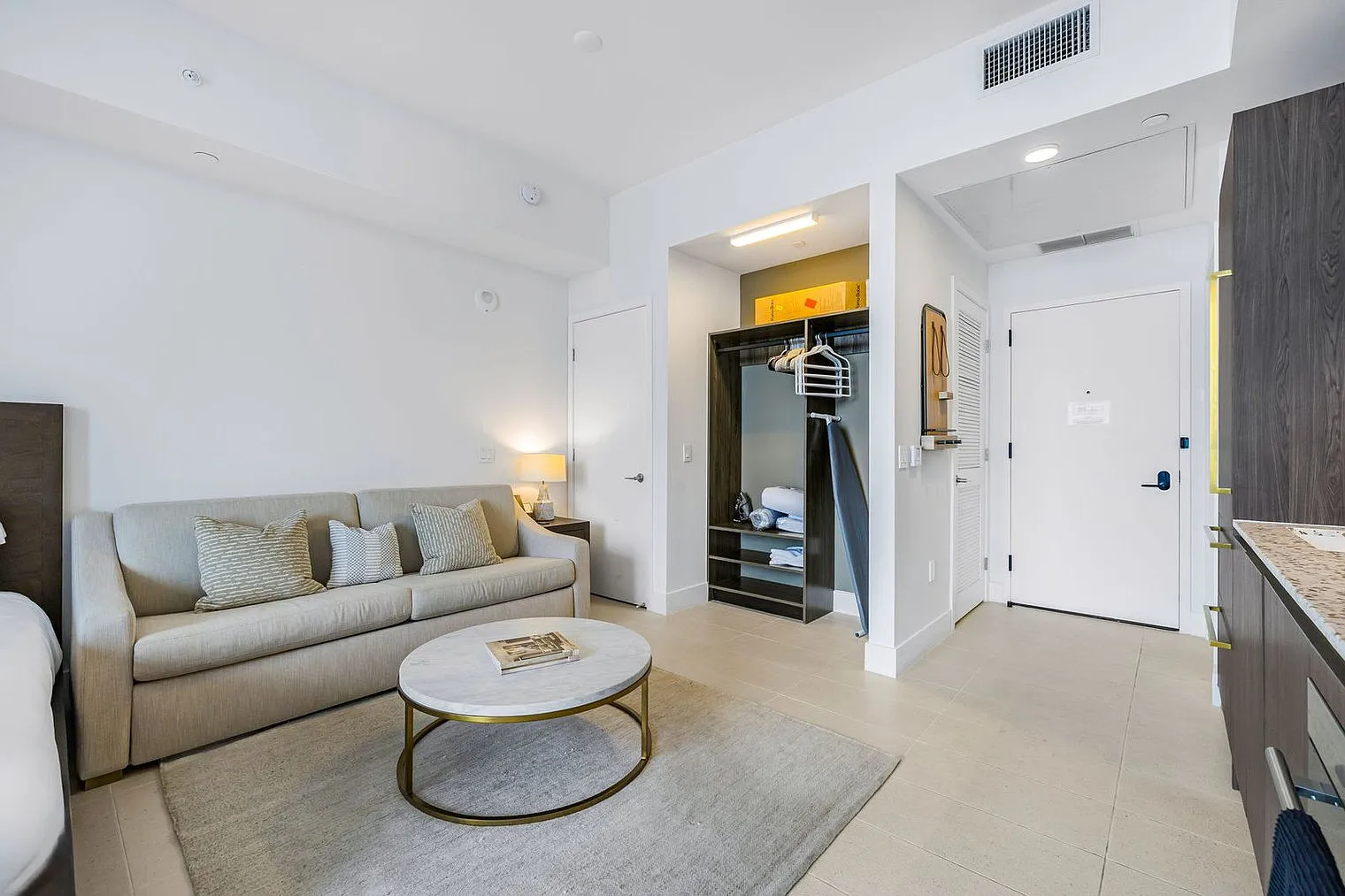 Studio, 1.0 bath, 365 sqft, $2,322 — Photo 3