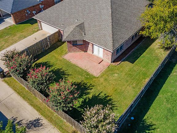 3rd image of 6404 White Oaks Ln