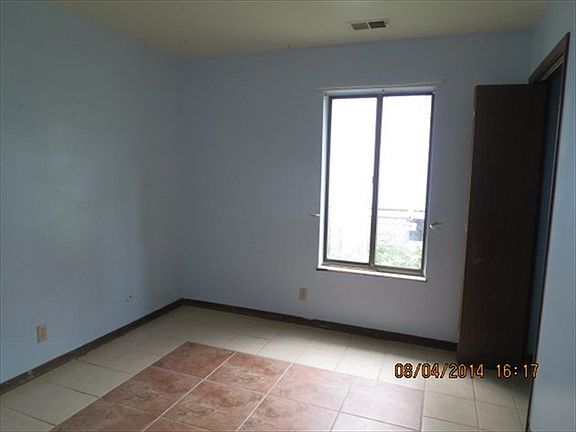 4th image of 915 W Heerdink Ave