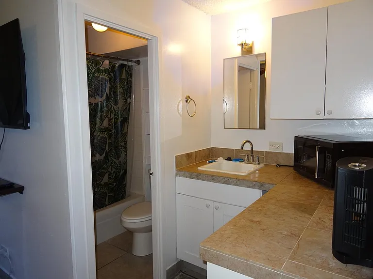 Waikiki Whale Watcher Apartments — Photo 32