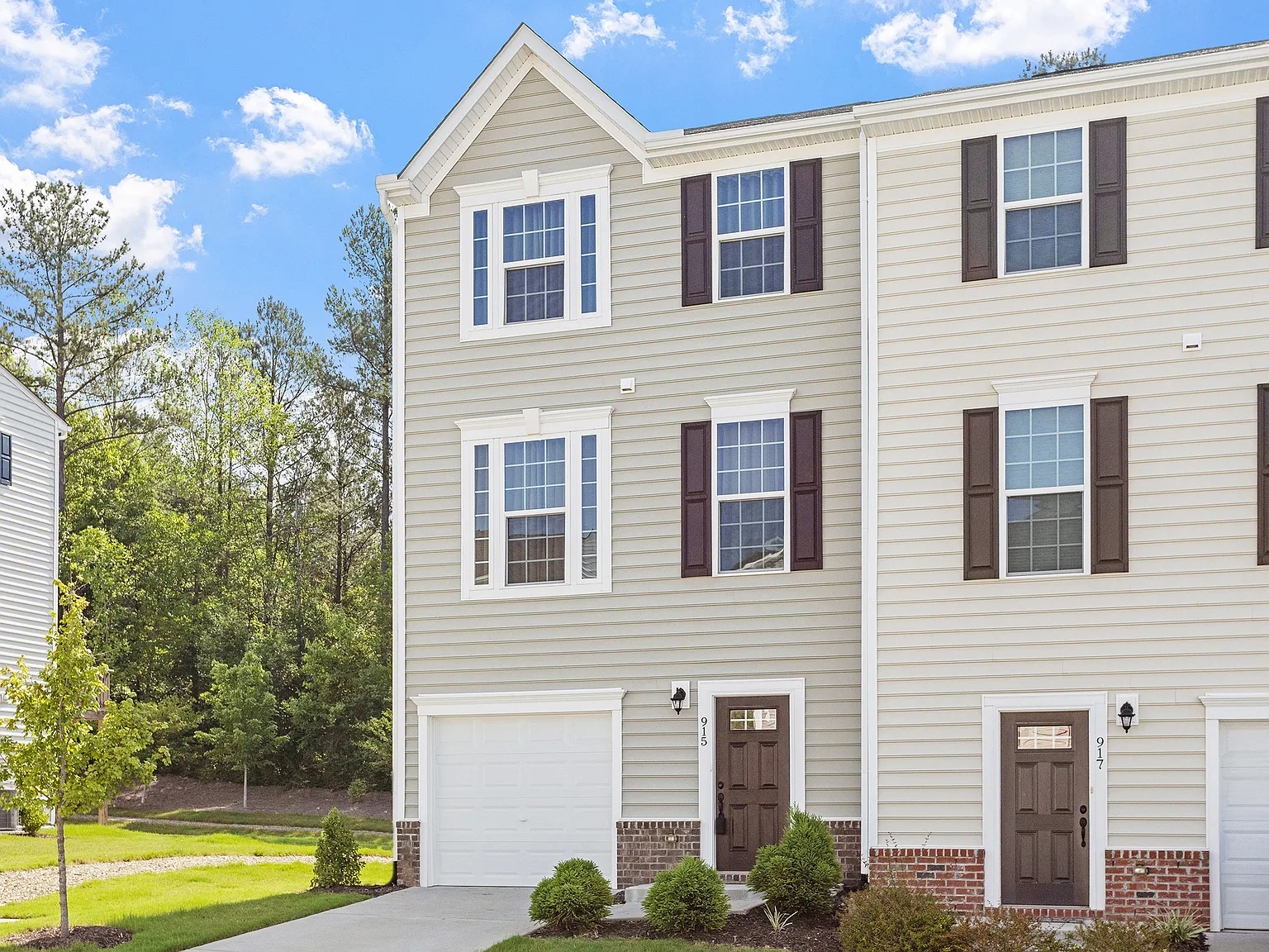 3 bed, 2.5 bath, 1700 sqft, $2,150 — Photo 2