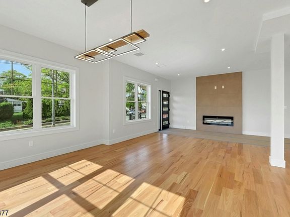 5th image of 30 Centre St