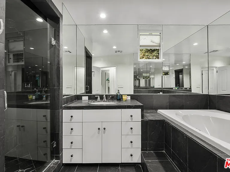 2377 N Beverly Glen Blvd — Photo 14