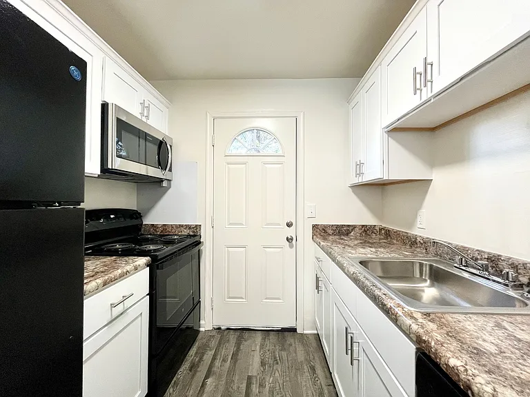 Collinwood Apartments — Photo 11