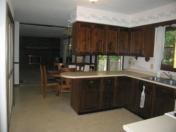 3rd image of 40 Vermont Ct