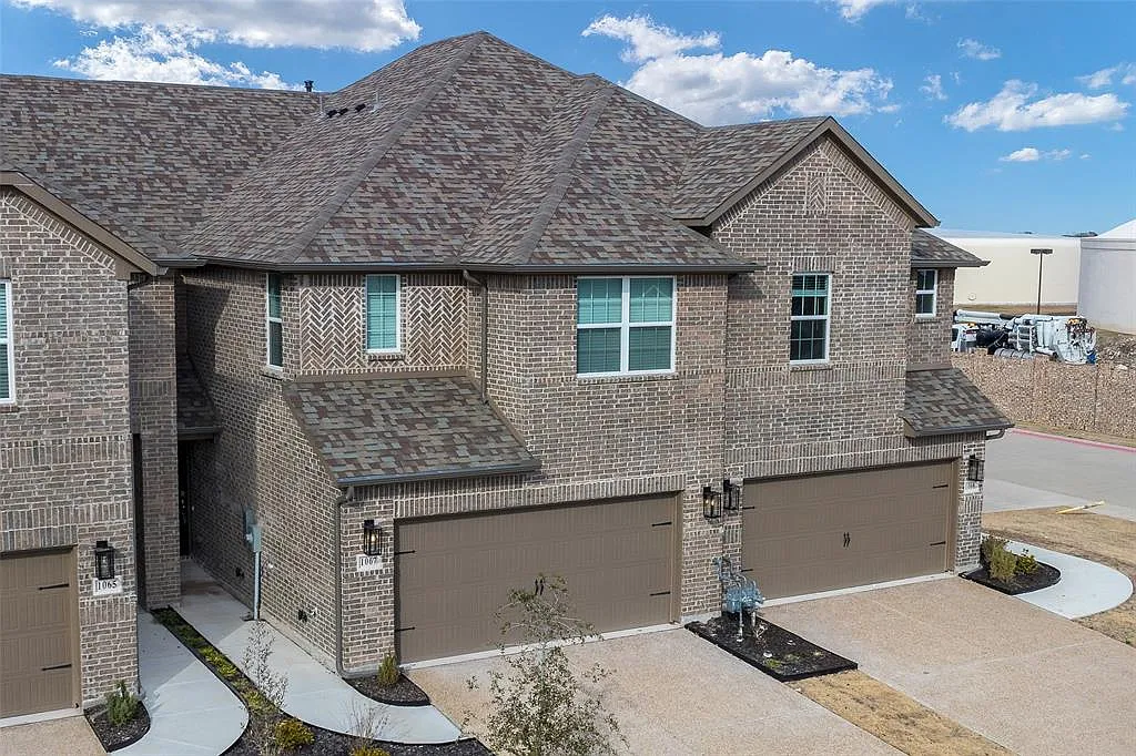 3 bed, 2.5 bath, 1936 sqft, $2,800 — Photo 1