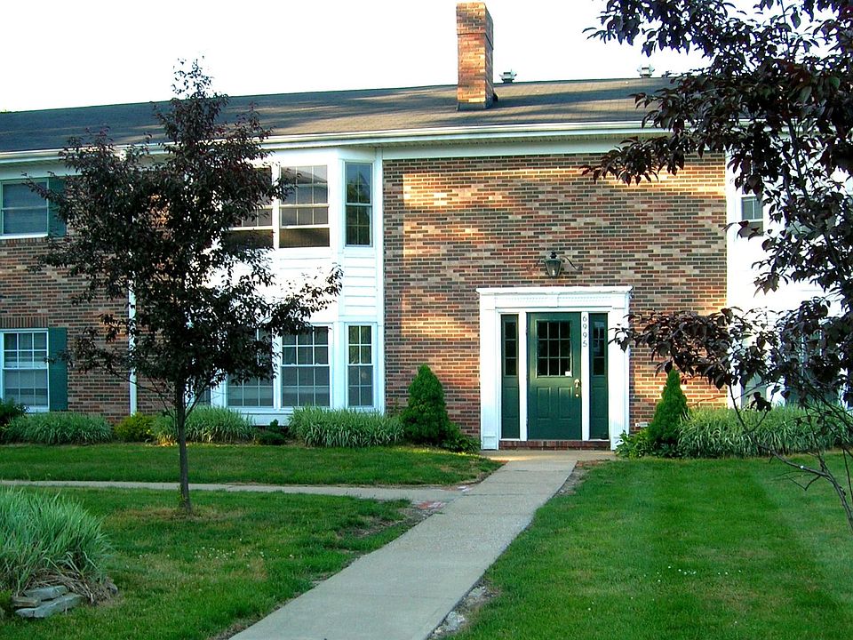 1st image of 6955 Carriage Hill Dr