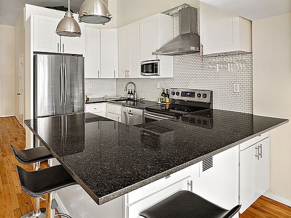 5th image of 23 Waverly Pl APT 3J