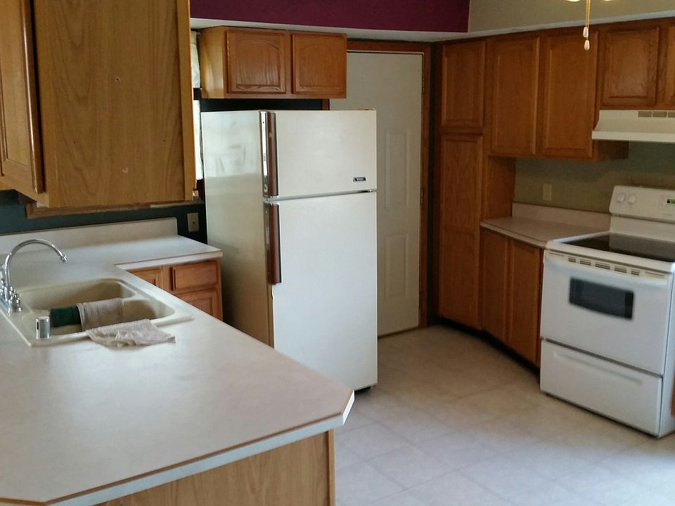 2nd image of 653 N Main St