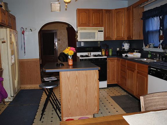 5th image of 905 W Center St