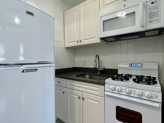 5th image of 319 W 13th St #5C1