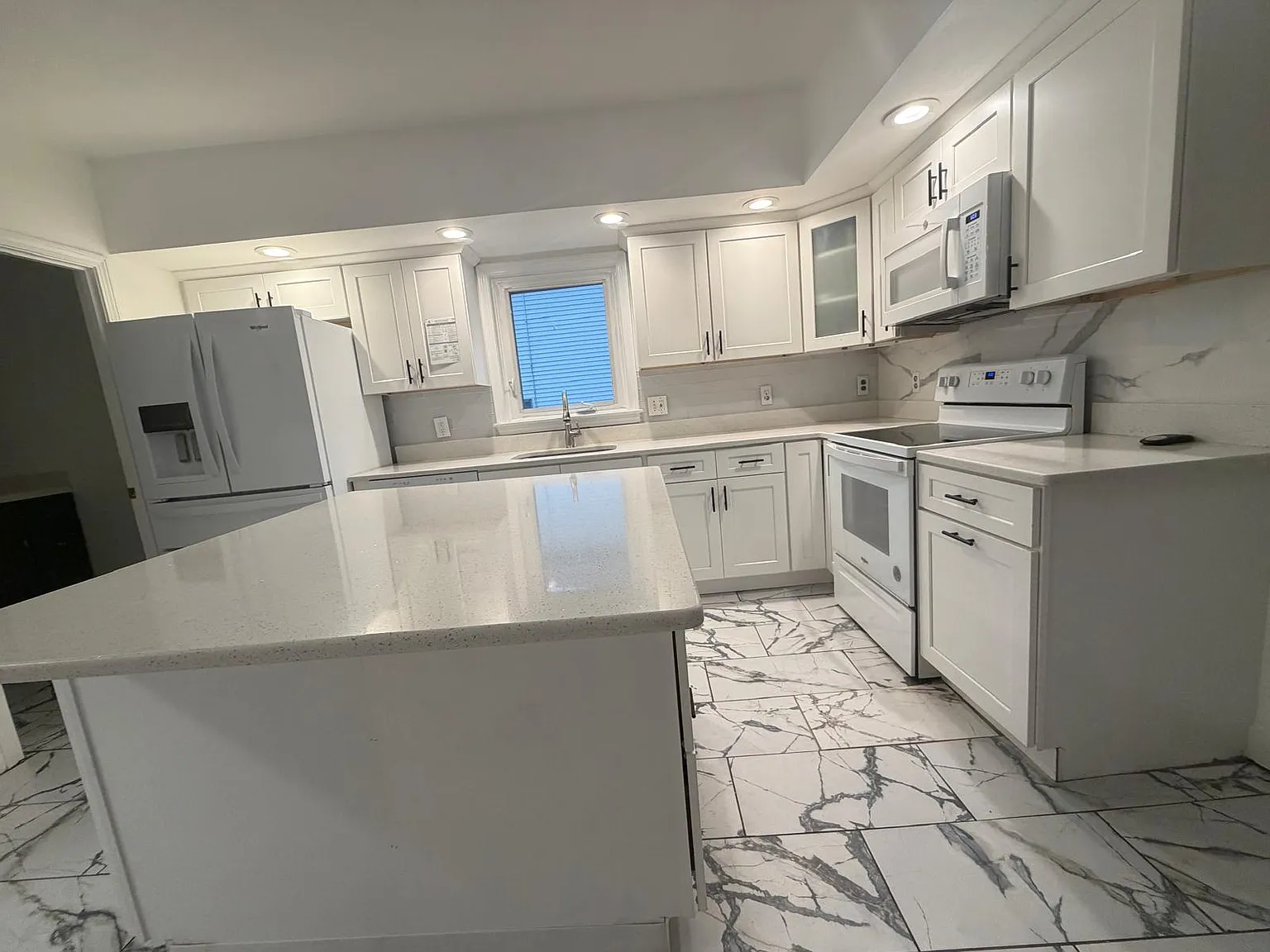3 bed, 1.5 bath, 1806 sqft, $4,300 — Photo 3