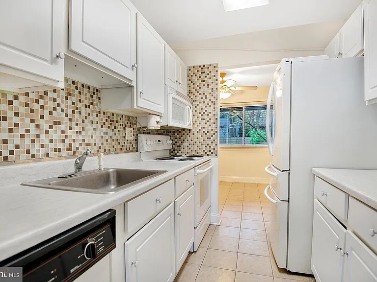 1055 Cedar Ridge Ct — Photo 2