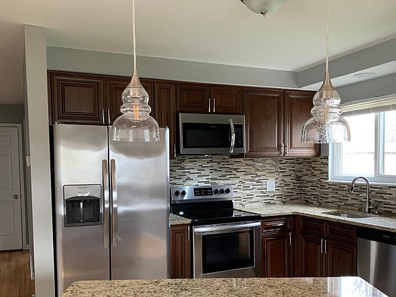 5th image of 329 Royal Park Ln