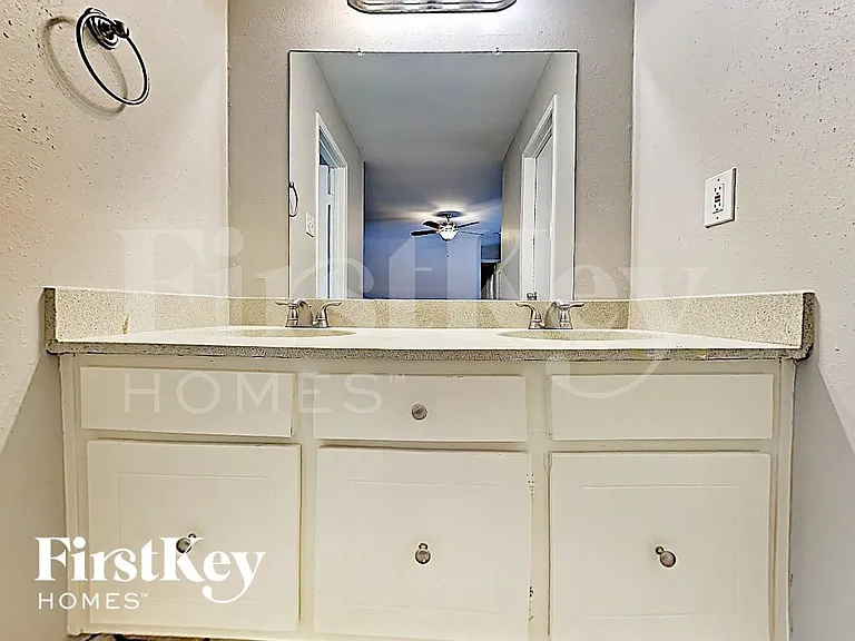 6610 Rowell Ct — Photo 10