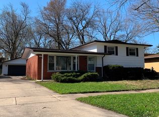 816 W Westwood Dr, Glenwood, IL 60425