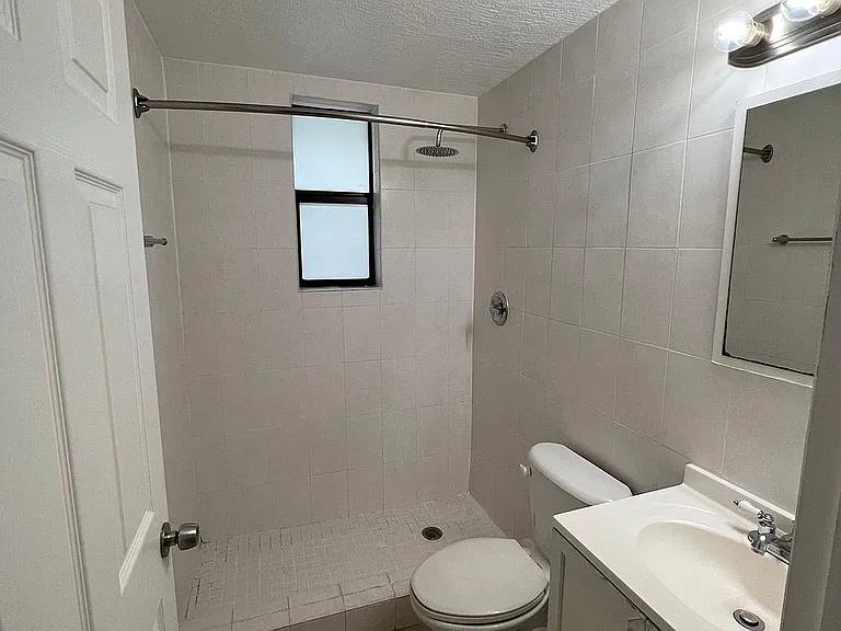421 SW 6th St #7 — Photo 8