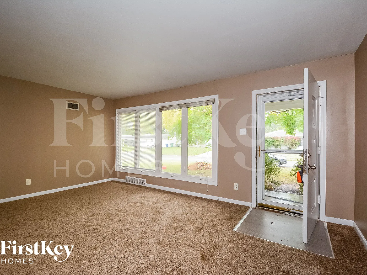 3 bed, 1.0 bath, 1009 sqft, $1,400 — Photo 3
