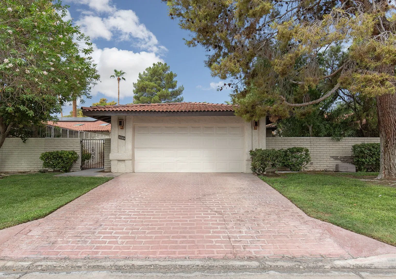 Recently renovated home in luxury resort style guard gated community near the Strip — Photo 2