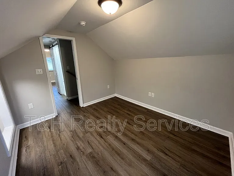 611 N Waldemere Ave — Photo 11