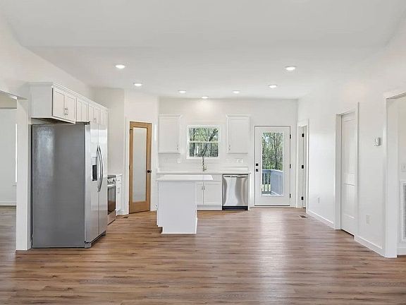 3rd image of 132 Amos Cir