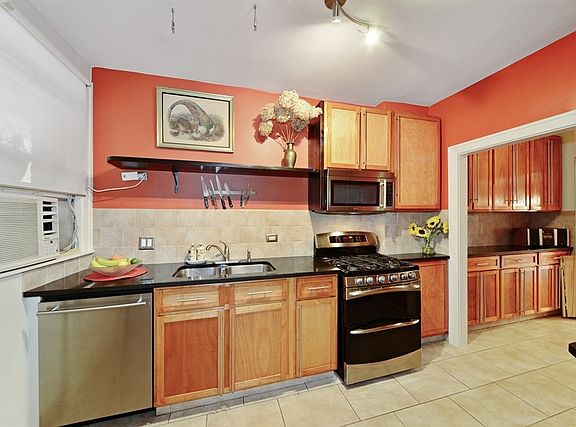 4th image of 1033 Ontario St APT 1EN