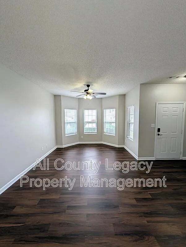 3 bed, 2.5 bath, 1340 sqft, $1,895 — Photo 2