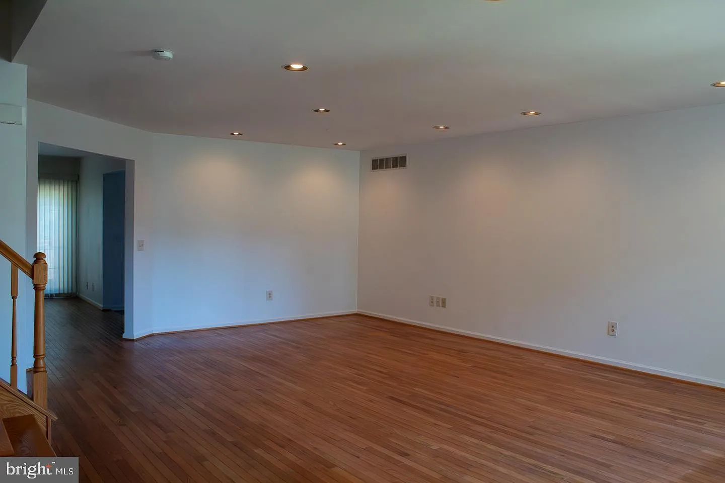 3 bed, 2.5 bath, 1927 sqft, $3,300 — Photo 3