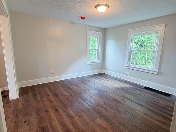 5th image of 1129 Wade St