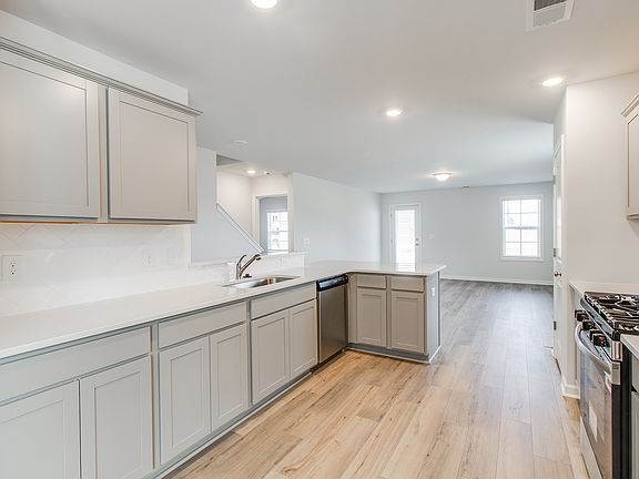 5th image of 904 Blenheim Way