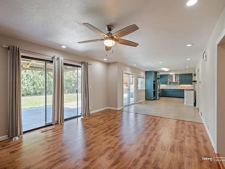 3661 Slopeview Dr — Photo 32
