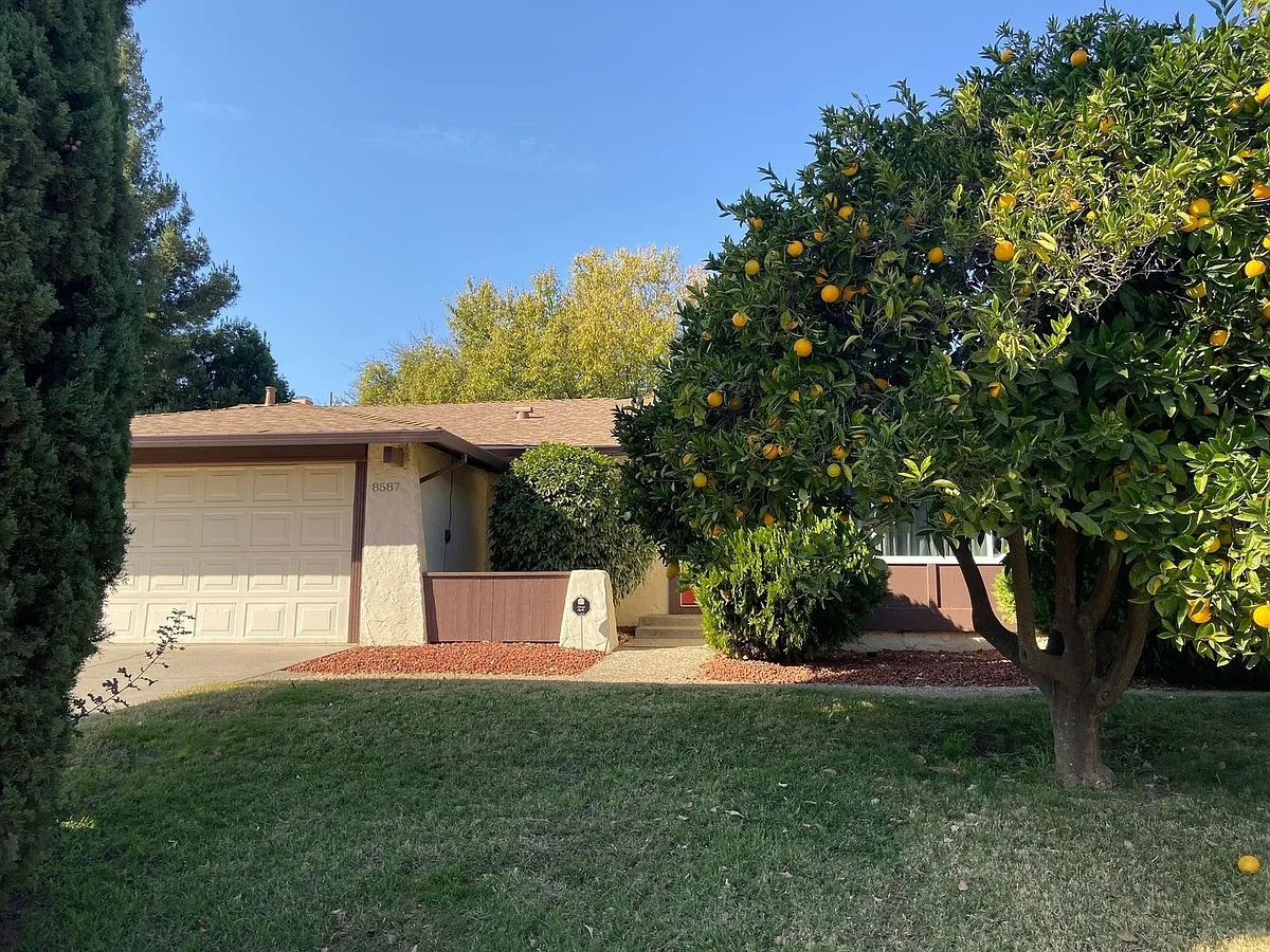 Building Photo - 8587 La Riviera Dr