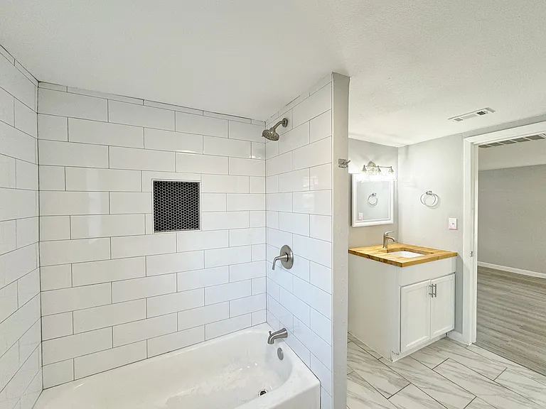 655 E Live Oak St — Photo 8