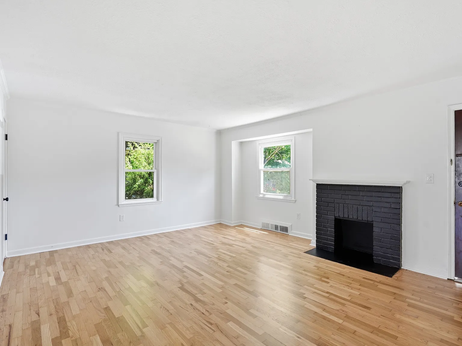 2 bed, 860 sqft, $1,940 — Photo 2