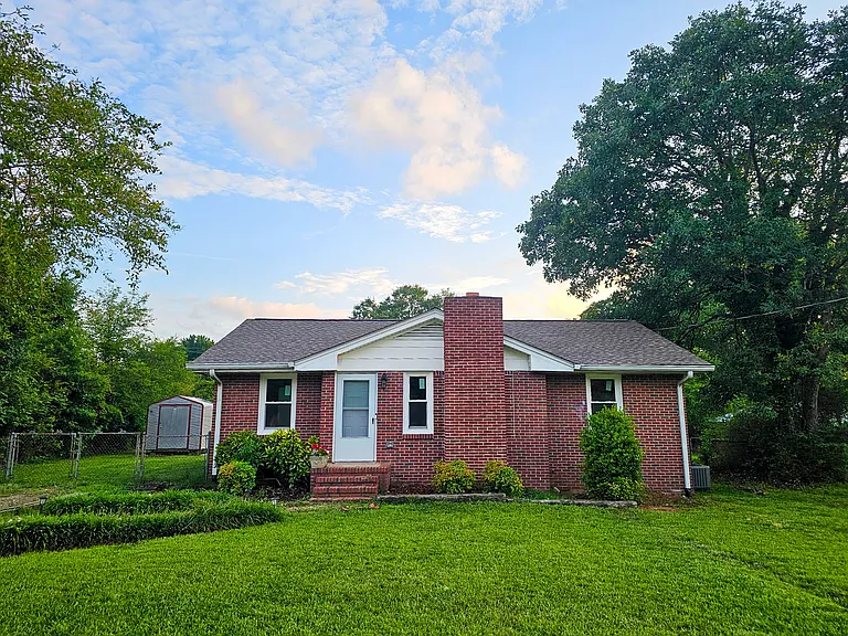 432 Northcrest Dr — Photo 1