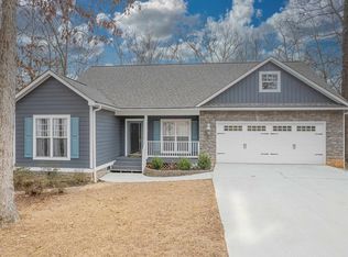 39 Queen Cir, Hartwell, GA 30643