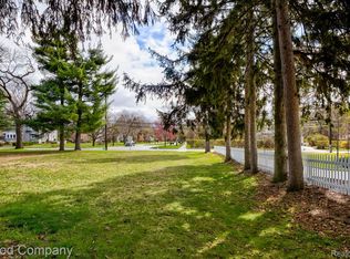 36 Ridge Rd, Pleasant Ridge, MI 48069