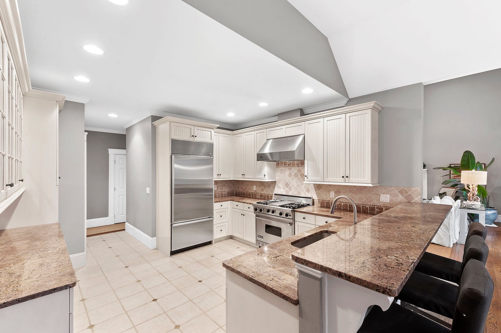  Chef's Kitchen w/ Large Pantry