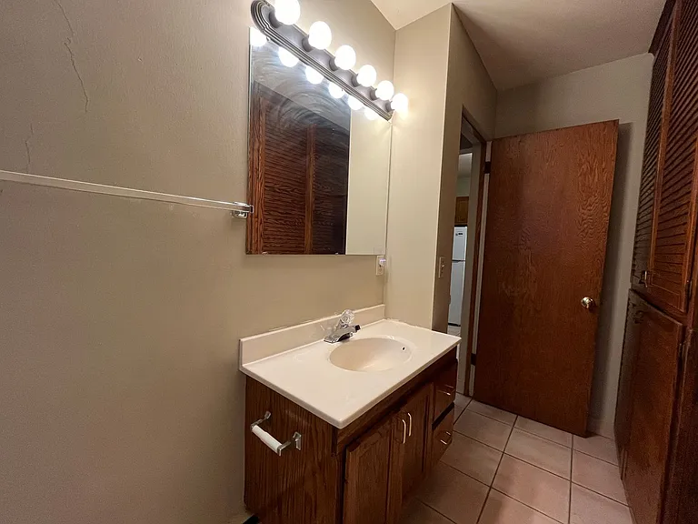 224 Bates Ave — Photo 15